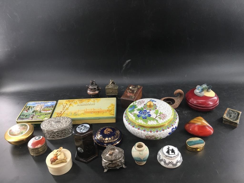 Collection of trinket boxes,