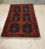 Beautiful Persian rug measures 88 x 52(793)