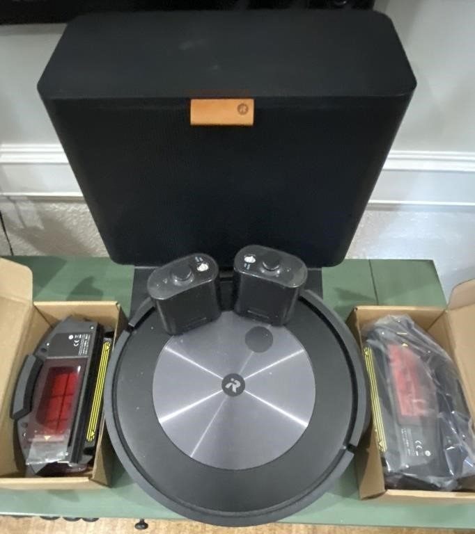 ROBOT VACUUM CLEANER AND REPLACEMENT BINS