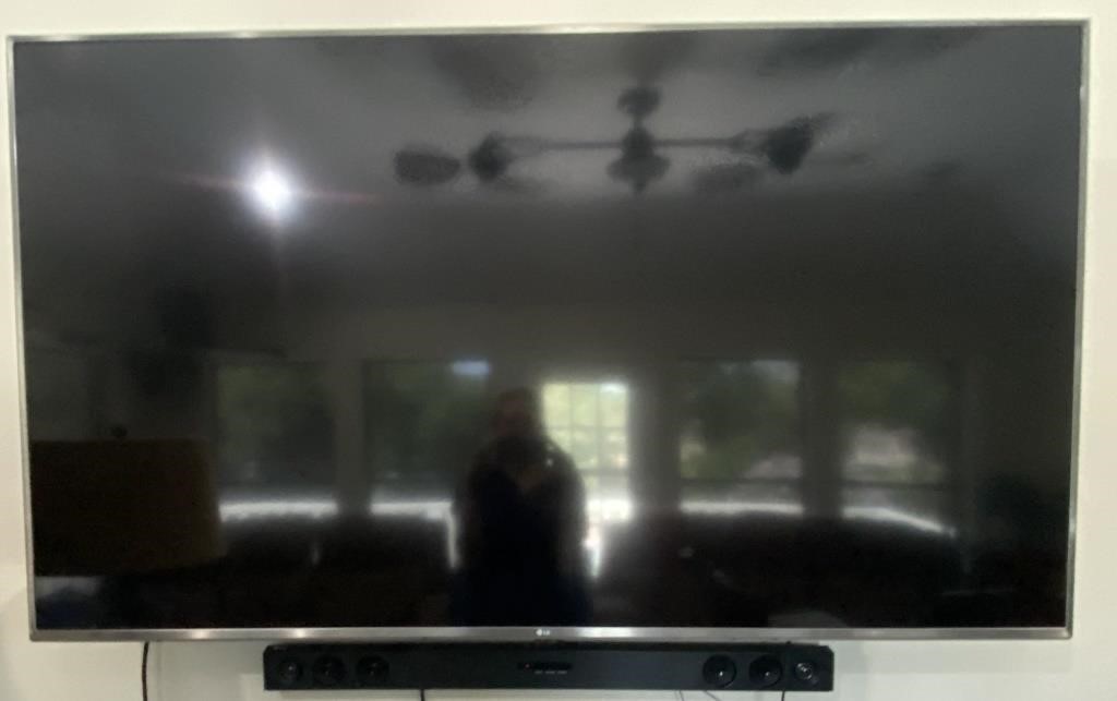 LG 70 INCH FLATSCREEN TV