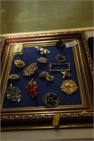 Collection vintage brooches etc.