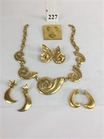 GOLD TONE METAL NECKLACE AND EARRING SET EARRINGS