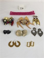 GROUP OF EARRINGS AND BEADED HEADBAND