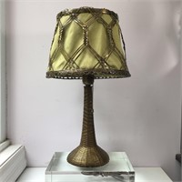 TABLE LAMP WITH WOVEN METAL LAMPSHADE