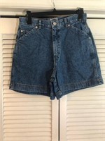 VINTAGE ESSENTIALS STYLE SHORTS SIZE 8