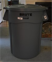 Rubbermaid 44 GAL. BRUTE Trash Can w/ Lid