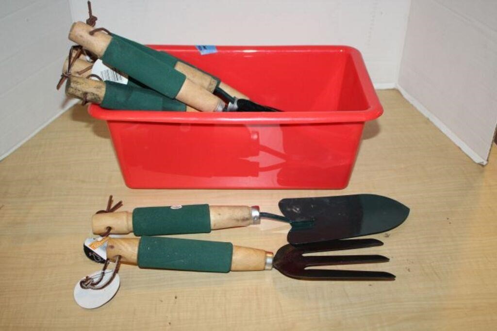 SELECTION OF NEW GARDEN HAND TOOLS