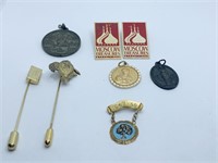 STICK PINS, METALS, (10K 1947-50 PIN - 3.6 GRAMS)