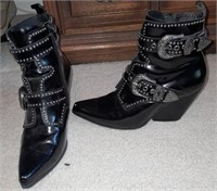 375 - PAIR OF WOMEN'S BOOTS SIZE 8.5 (A38)