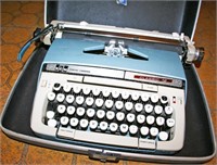Smith Corona Classic 12 Manual Typewriter w/ Case