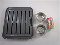 2 petits bols en inox et une grille de cuisson