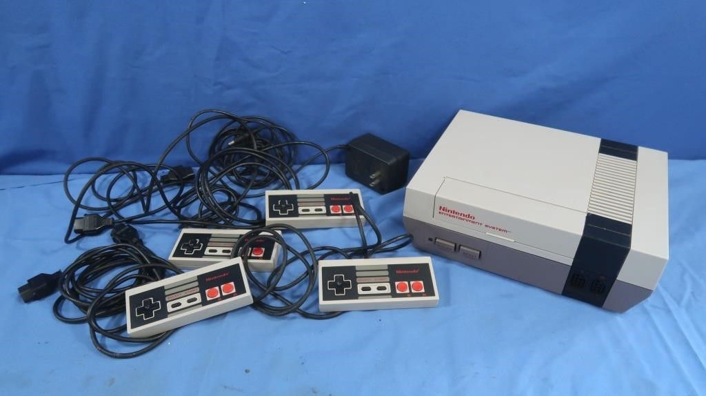 Nintendo Model NES-001 w/Controllers