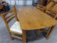 Oak dinning table with 4 chairs