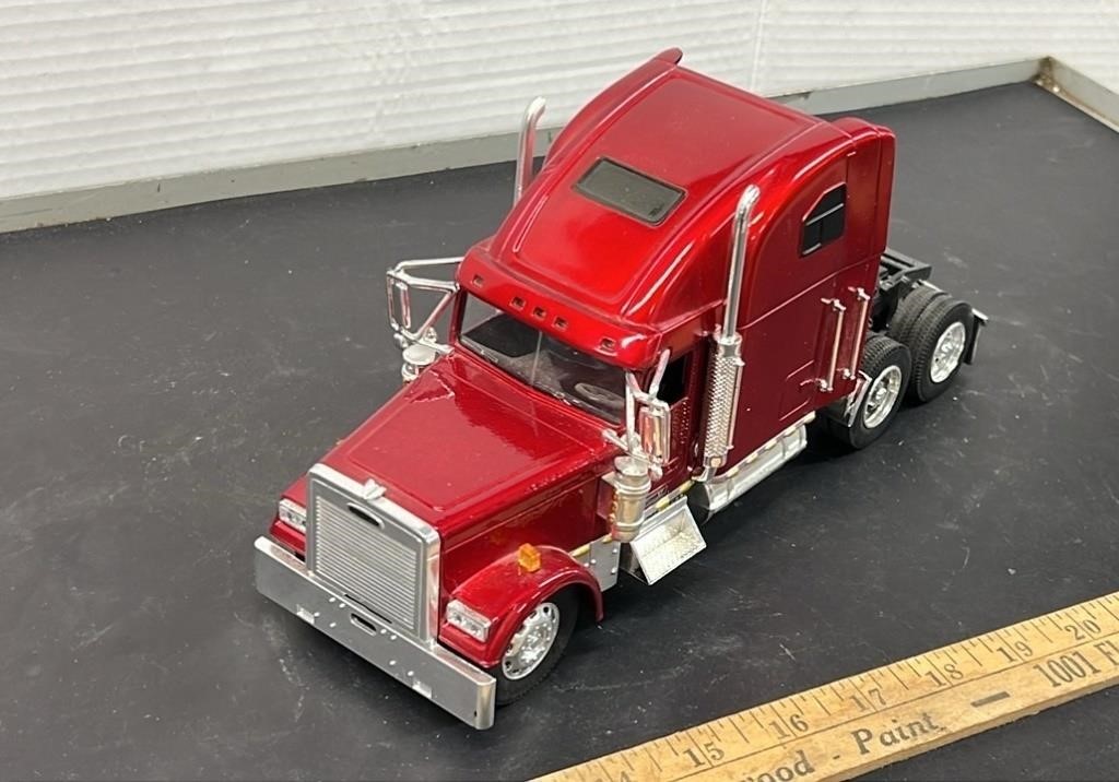 New Ray Toys 1/32 scale Freightliner Truck.