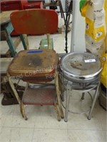 2 vintage stools