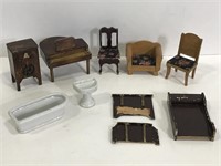 Lot of assorted dollhouse furniture