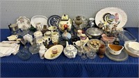 TABLE LOT OF HOUSE HOLD VINTAGE AND MORE