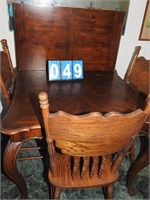 Dark Wood Dinning room Table and 4 Chairs w/Leaf