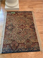 Small Oriental Style Entry Rug 28x35