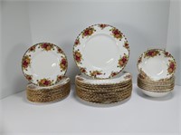 32 PC ROYAL ALBERT "OLD COUNTRY ROSES" DINNERWARE