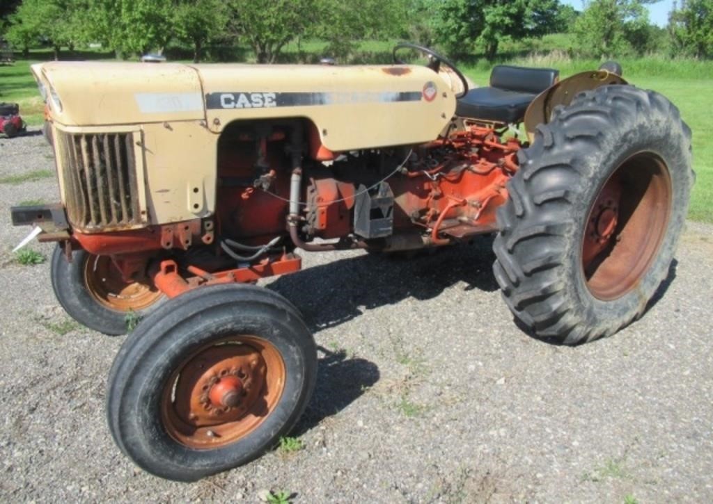 Case model 440 tractor with 3-point / PTO hook