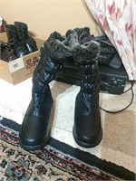Waterproof faux fur line boots size 7