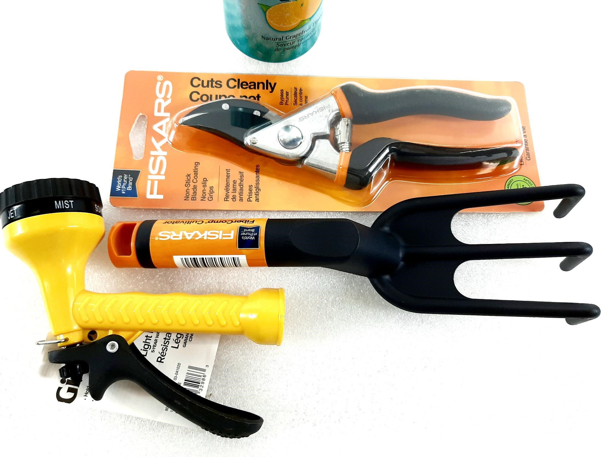 3 outils dont FISKARS cultivateur, sécateur, neuf