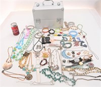 Boîte métallique avec bijoux