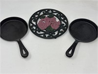 Cast-iron Trivet with grape design and two