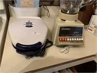 BLENDER AND WAFFLE MAKER