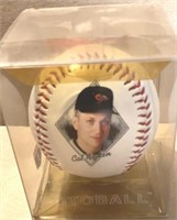 Cal Ripken Jr Foto Ball in Plastic Case