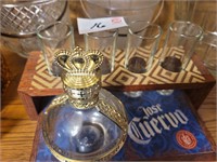 Decanter & 4 shot glass holder w glasses