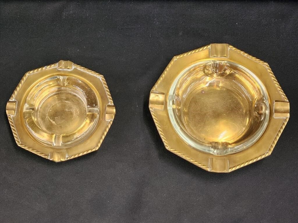 PAIR OF VINTAGE BRASS ASHTRAYS W/ GLASS INSERTS