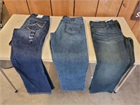 TRAY OF ASSORTED BLUE JEANS