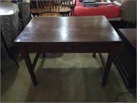 Desk table. 41x27x29.