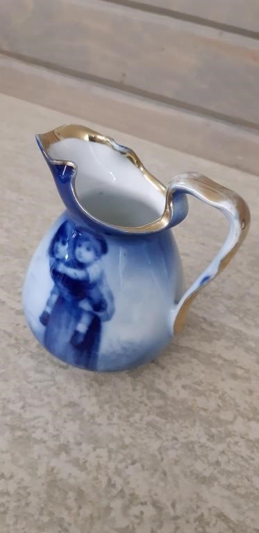 Royal Bayreuth Porcealin Creamer