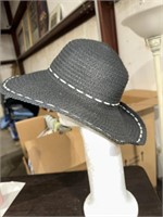 LADIES BLACK AND WHITE HAT ONE SIZE