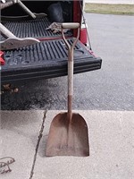 D handle scoop shovel