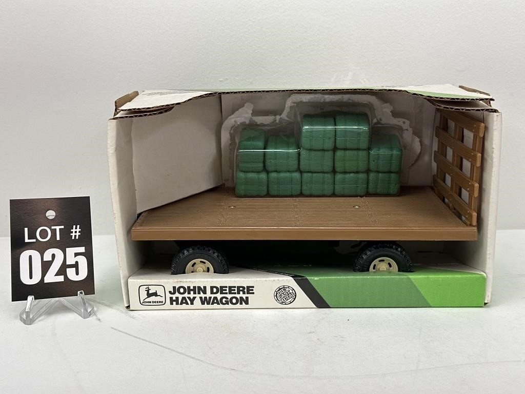 ERTL J.D. Hay Wagon with Bales 1/16