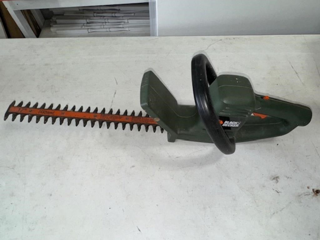 Black and Decker Hedge Trimmer-electric