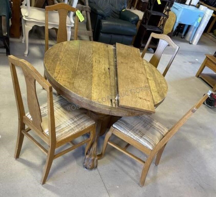 Vintage Round Oak Table w/ 4 Chairs and 2 Leaves