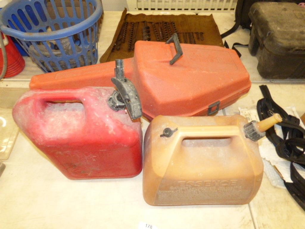 2 GAS CANS, CHAINSAW CASE