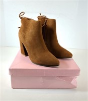 NEW Women's Boots (Size: 8.5)