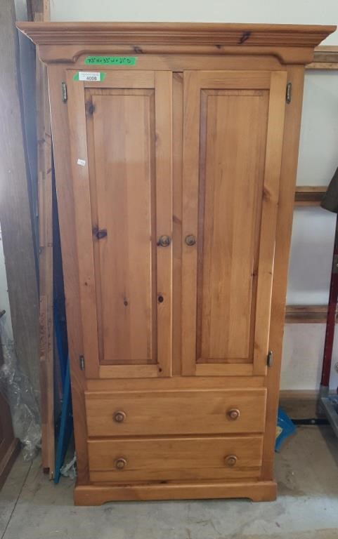 Wardrobe with Removable Shelf Option.