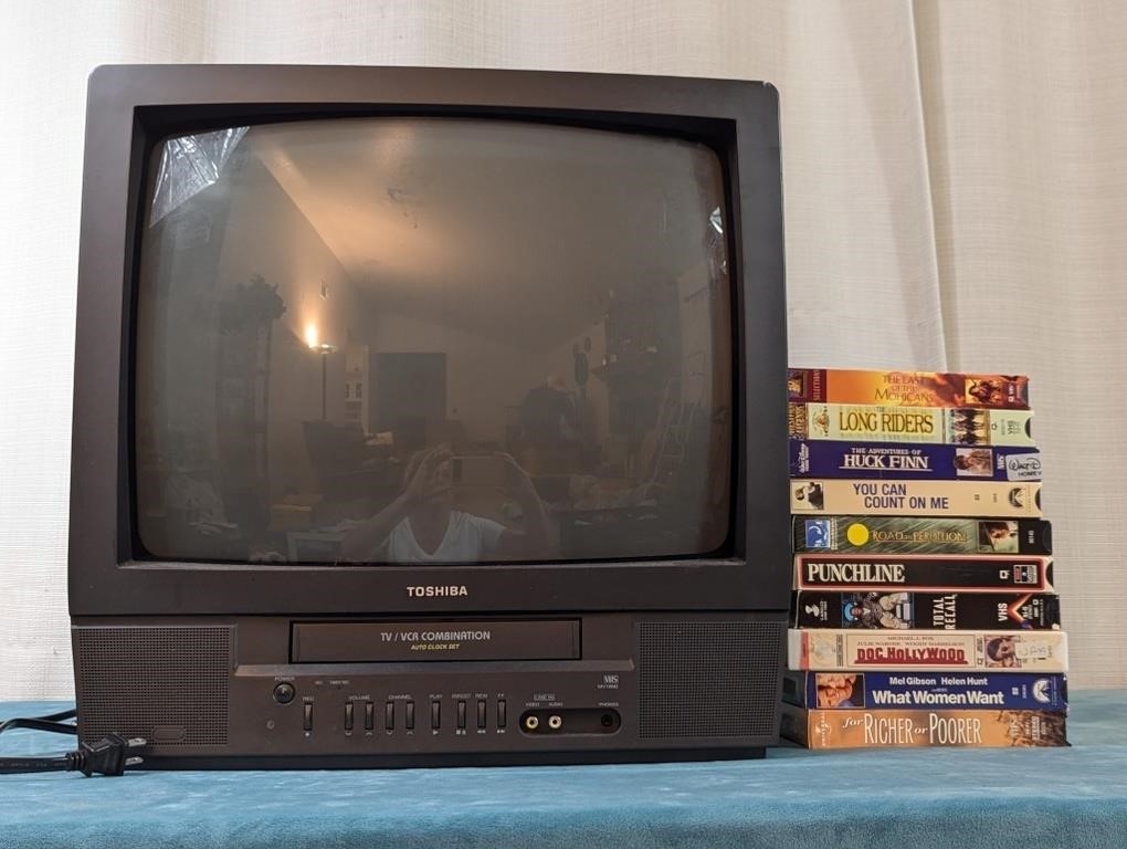 Toshiba TV/VHS Combo w/ VHS Tapes (Tested)