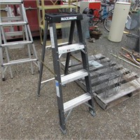 MAXIMUM 4' FIBREGLASS STEPLADDER