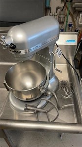 SILVER COUNTER TOP KITCHEN AID MIXER W/ BOWL AND