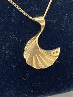 14K gold and Diamond Pendant on chain approx 3gm