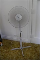 Feature Comforts Oscillating Fan