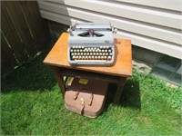 EARLY CHILDS DESK (TOP NOT ON GOOD) WITH